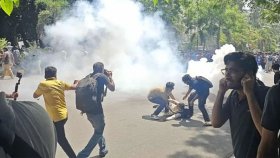 শাহবাগে প্রকৌশল শিক্ষার্থীদের সঙ্গে পুলিশের সংঘর্ষে আহত অন্তত ১০